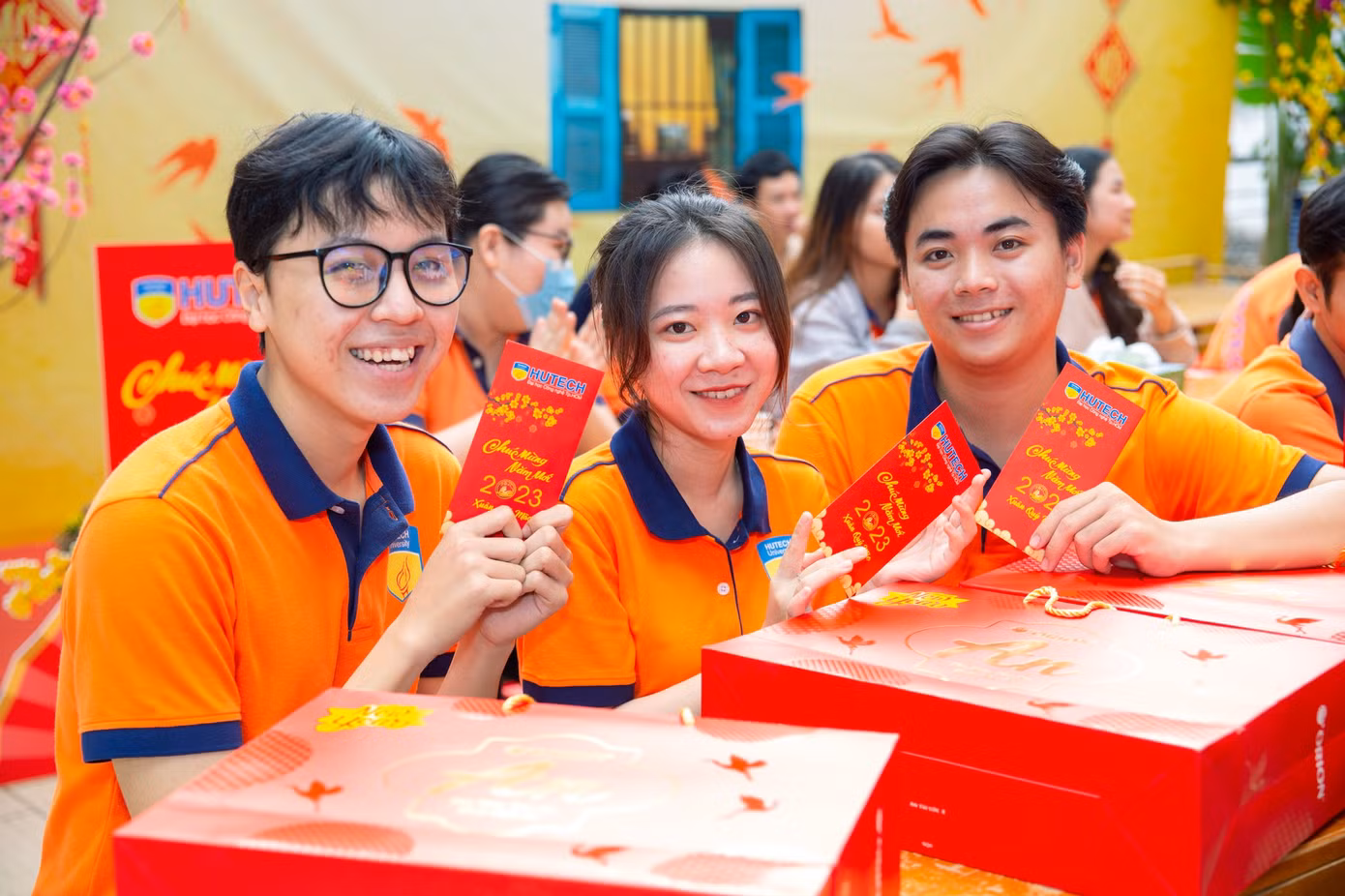 Mỗi bạn sinh viên đón Tết xa nhà được nhà trường lì xì 500.000 đồng.