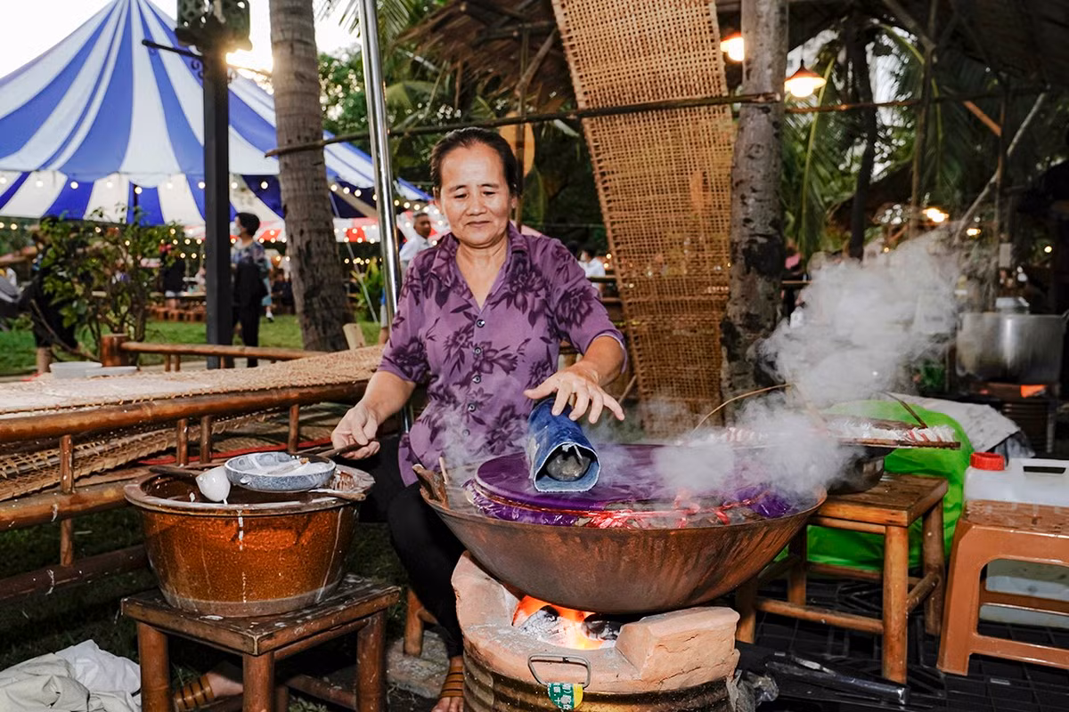 Những món ăn truyền thống do các nghệ nhân trực tiếp làm cũng là điểm nhấn cho lễ hội.