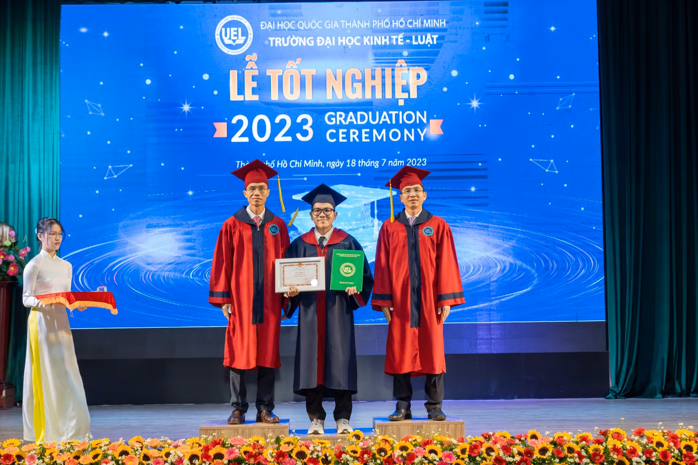 Lê Thanh Hải - thủ khoa trường ĐH Kinh tế - Luật (ĐHQG TP. HCM) trong ngày nhận bằng tốt nghiệp, giữa tháng 7/2023. Lê Thanh Hải - thủ khoa trường ĐH Kinh tế - Luật (ĐHQG TP. HCM) trong ngày nhận bằng tốt nghiệp, giữa tháng 7/2023.