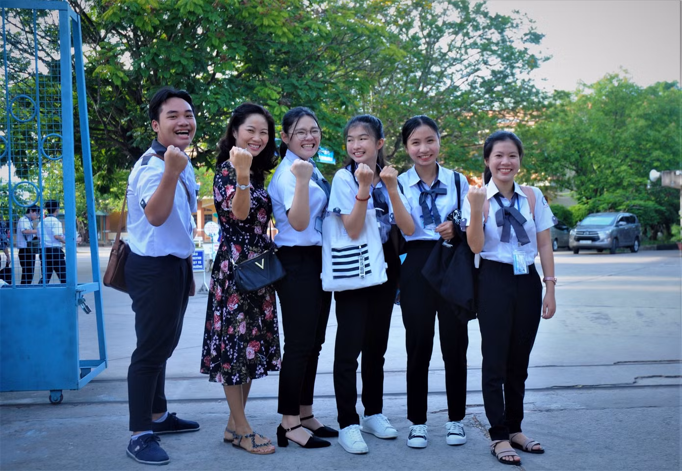 Thái Bình (ngoài cùng bên trái) là thành viên nam duy nhất trong đội tuyển của trường tại kỳ thi Học sinh Giỏi cấp tỉnh năm 2020. (Ảnh: Kien Luong Highschool Media Team) Thái Bình (ngoài cùng bên trái) là thành viên nam duy nhất trong đội tuyển của trường tại kỳ thi Học sinh Giỏi cấp tỉnh năm 2020. (Ảnh: Kien Luong Highschool Media Team)