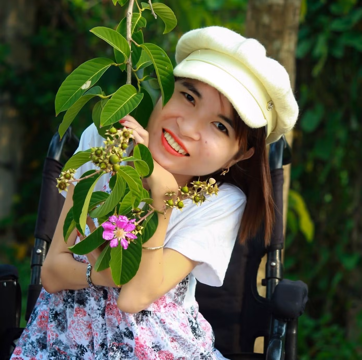 Khó khăn là vậy, nhưng Huyền chưa từng có ý định bỏ cuộc: “Khi sinh ra, mình không được bằng người ta thì bản thân cần phải cố gắng nhiều hơn nữa. Cuộc đời mình còn có rất nhiều câu chuyện ý nghĩa phía trước".