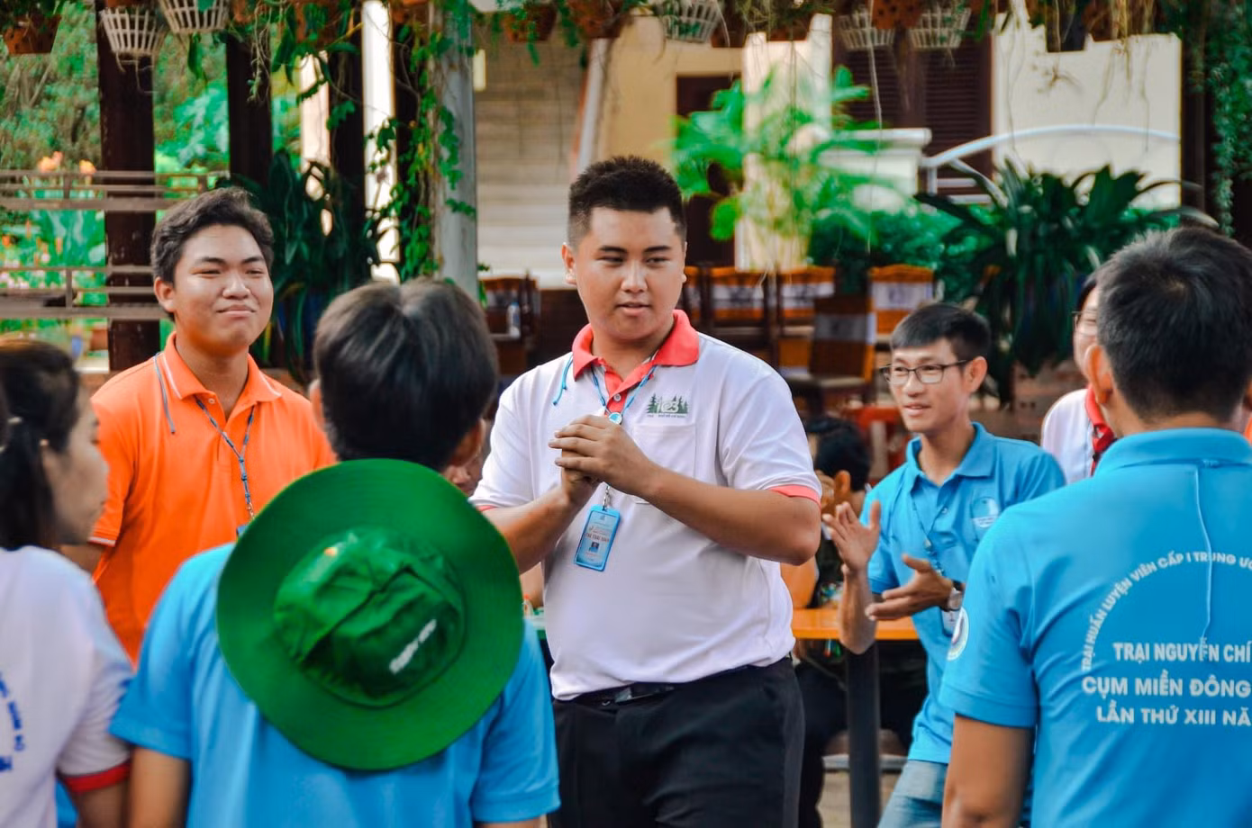 Văn Tài (giữa), chàng trai nhiệt huyết với công tác Đoàn - Hội. (Ảnh: NVCC)