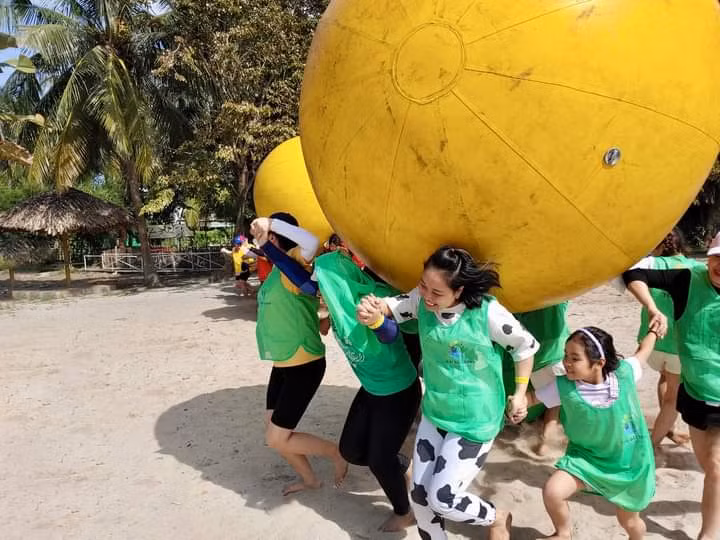 Nhiều hoạt động vui chơi giải trí ở Làng Tre Việt phù hợp cho nhóm bạn đông người. (Ảnh: Fanpage)