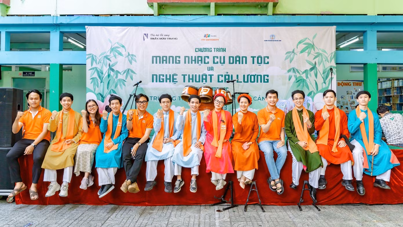 Các thành viên của CLB FTI trong chương trình đưa nhạc cụ dân tộc vào trường học. Các thành viên của CLB FTI trong chương trình đưa nhạc cụ dân tộc vào trường học.