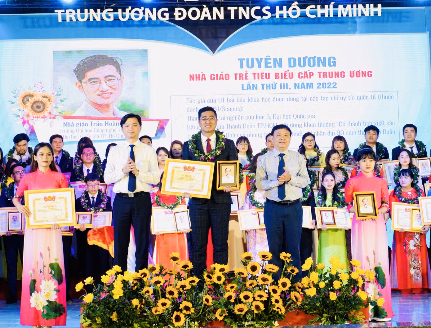 Thạc sĩ Trần Hoàng Lộc được T.Ư Đoàn vinh danh “Nhà giáo trẻ tiêu biểu” cấp Trung ương lần thứ 3, năm 2022. Ảnh: NVCC