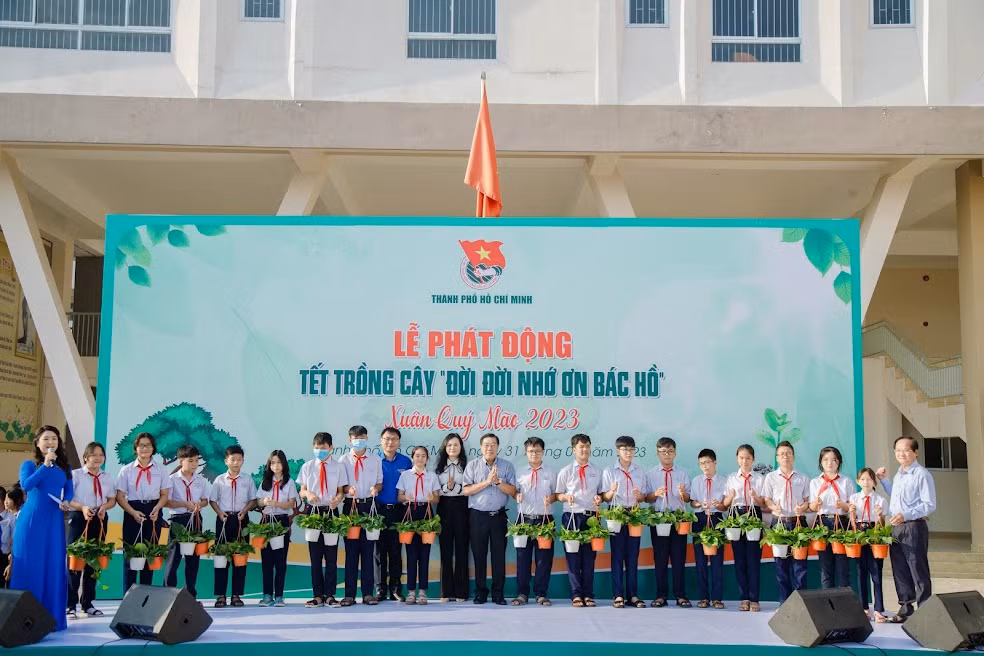 Chương trình tặng cây cho trường THCS Bùi Văn Thủ.