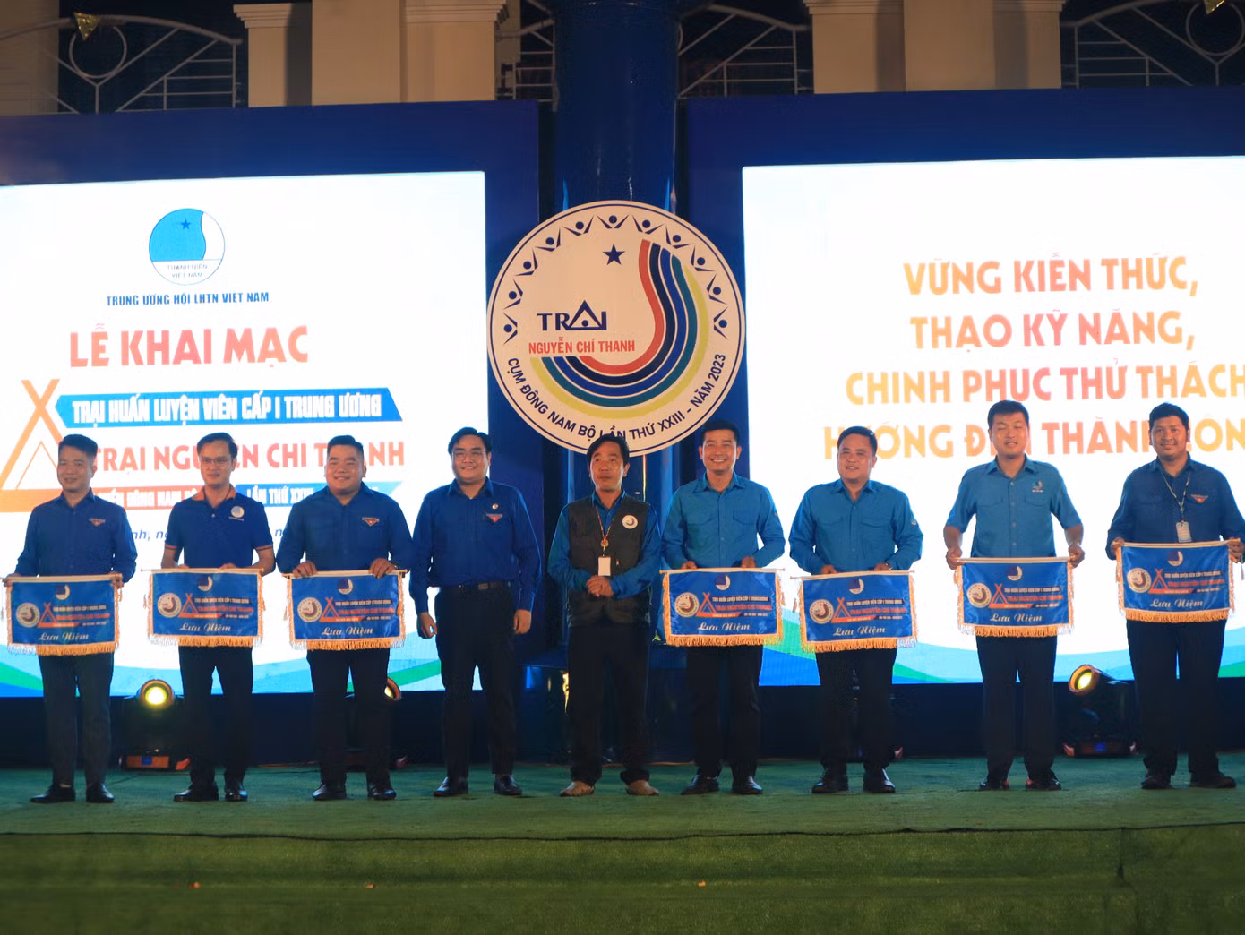 Đại diện lãnh đạo Hội LHTN Việt Nam các tỉnh thành nhận cờ lưu niệm.