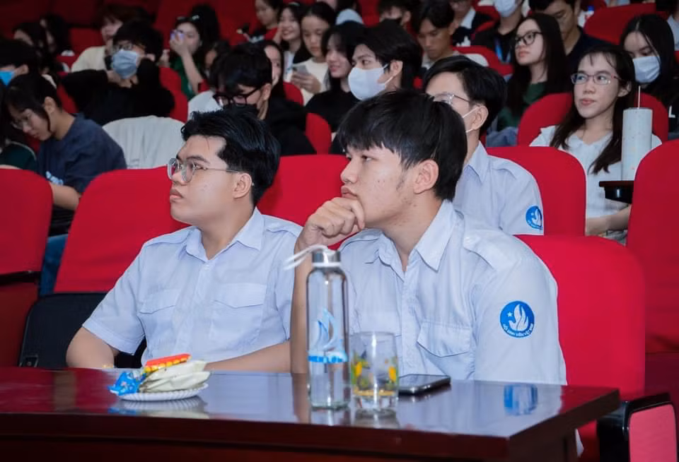 Rất đông các bạn sinh viên tham dự buổi talkshow.