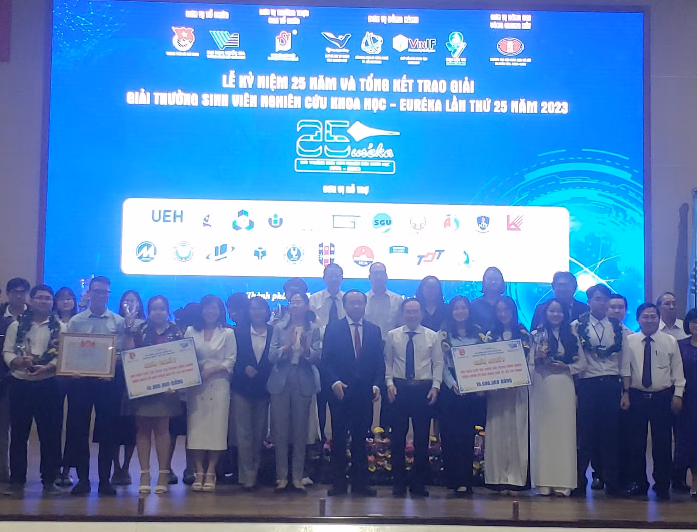 Nhiều giải pháp nghiên cứu của sinh viên đã được chuyển giao cho các doanh nghiệp, đơn vị trong buổi tổng kết trao giải.