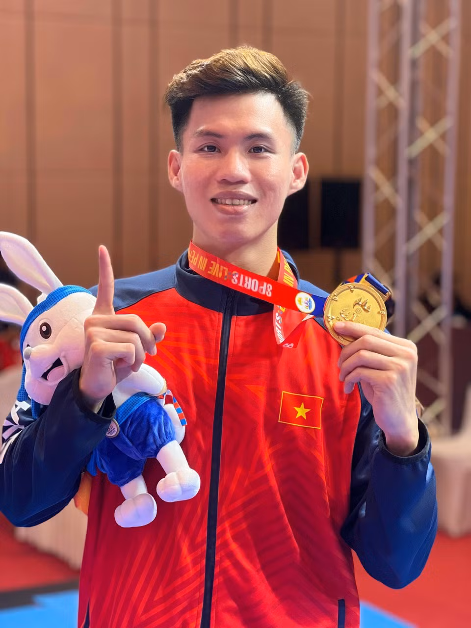 Võ Văn Hiền thay màu huy chương thành công tại SEA Games 32. (Ảnh: NVCC)