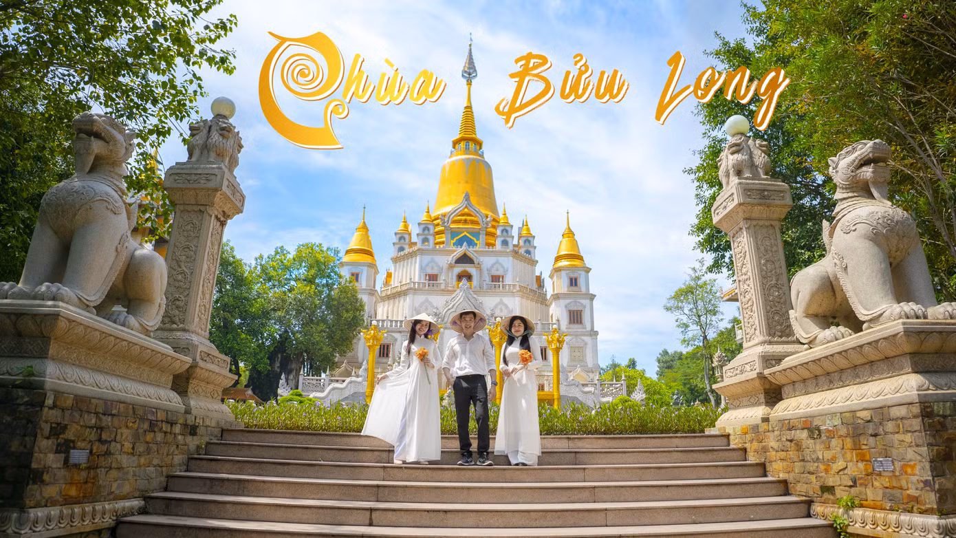 Văn Dũng bắt đầu công việc bằng việc giới thiệu các địa điểm du lịch tâm linh tại TP. HCM.
