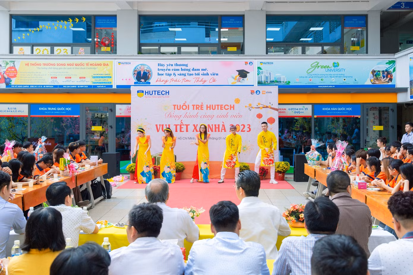 Sinh viên được thưởng thức các tiết mục văn nghệ trong chương trình 'Sinh viên vui Tết xa nhà'