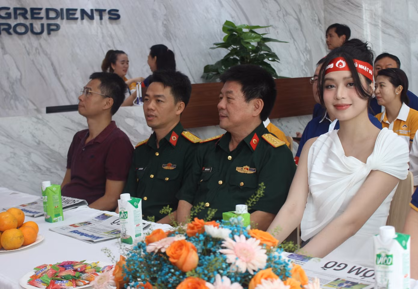 Chương trình có sự đồng hành của Hoa hậu Việt Nam 2022 Huỳnh Thị Thanh Thủy (ngoài cùng bên phải). Hoa Hậu Thanh Thủy cho biết, biết được chương trình hiến máu tình nguyện Chủ nhật Đỏ của báo Tiền Phong đã lâu nhưng nay cô mới có dịp được đồng hành cùng chương trình. Tham dự ngày hội, Hoa hậu Thanh Thủy cảm nhận được không khí sôi động của Ngày hội hiến máu tình nguyện và niềm vui của những người tham gia hiến máu. "Tôi mong rằng sẽ có nhiều dịp được đồng hành cùng chương trình Chủ nhật Đỏ", Hoa hậu Huỳnh Thị Thanh Thủy bày tỏ.