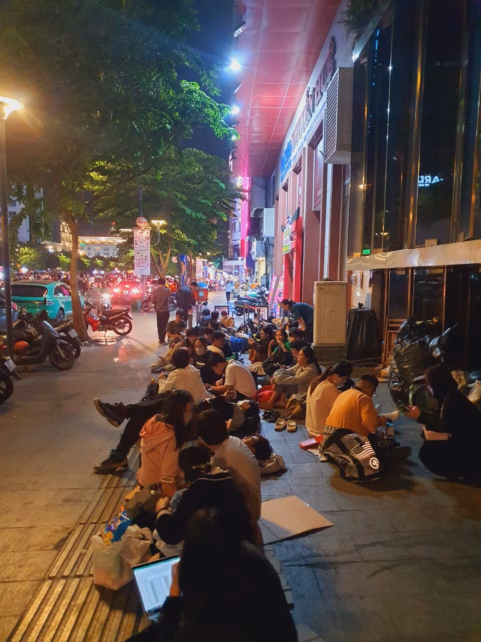 Tối ngày 24/2 và tối 25/2, rất nhiều bạn trẻ "cắm trại qua đêm" tại phố đi bộ Nguyễn Huệ (Q.1) để giữ suất cho mình.