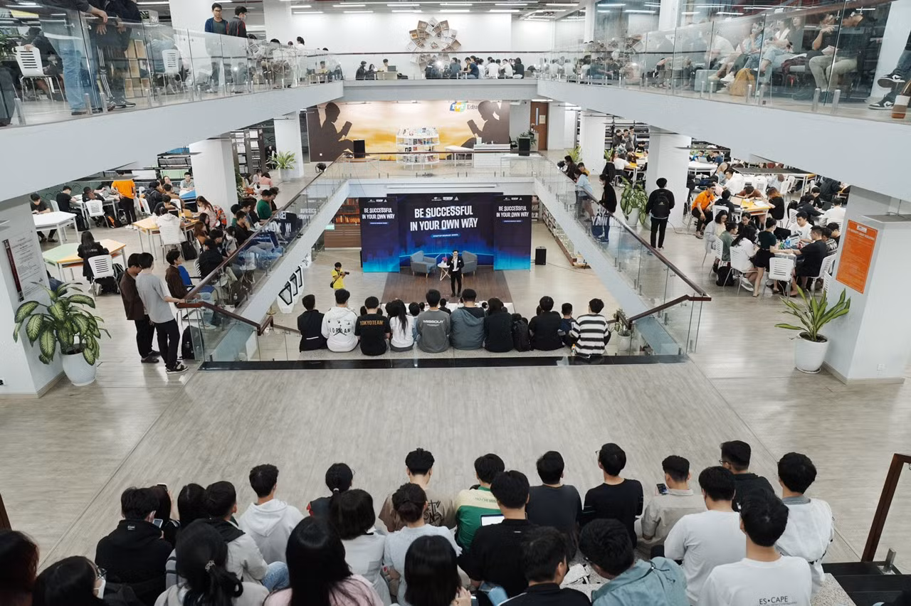 Rất đông sinh viên tham sự chương trình.