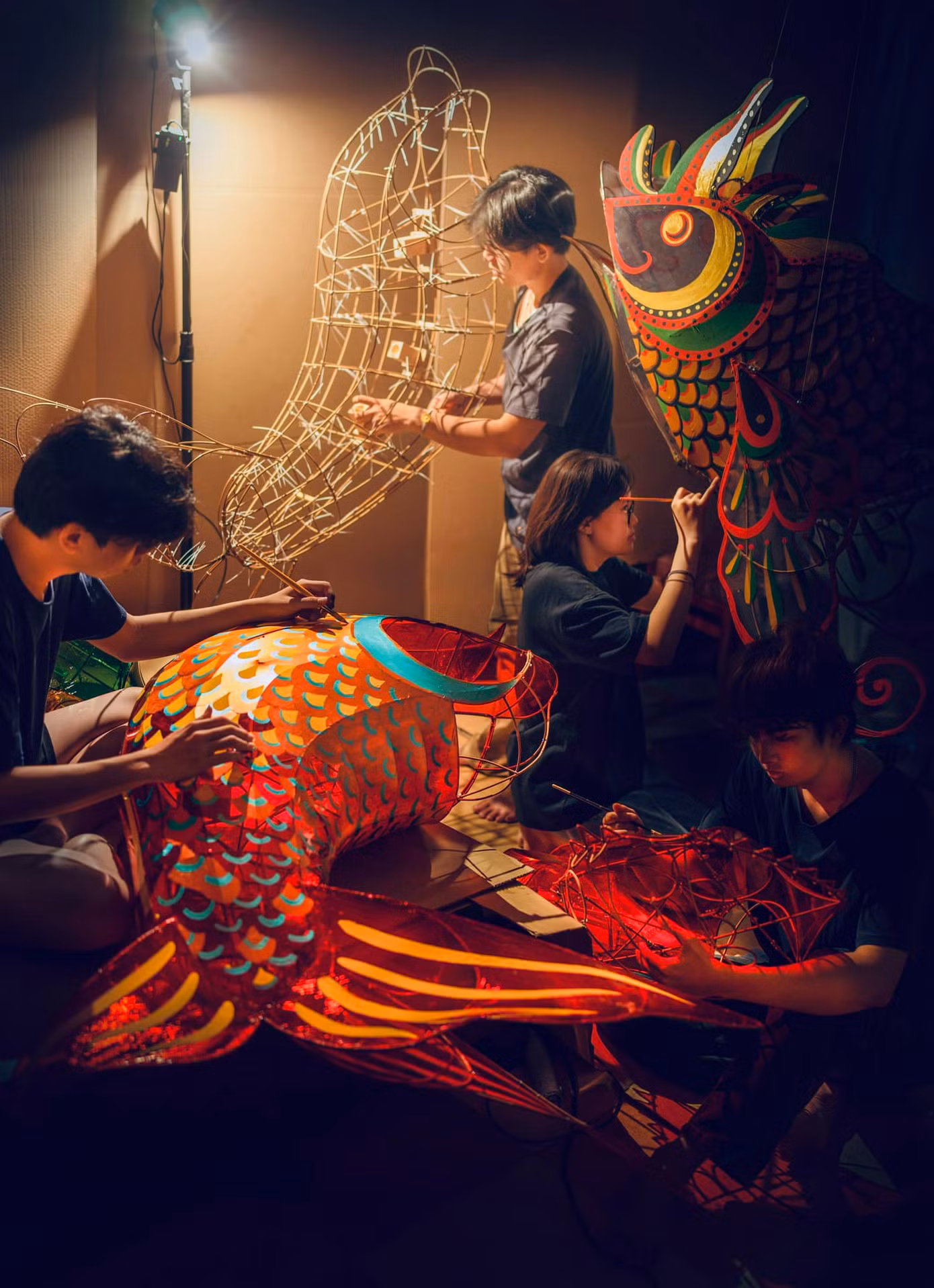 Những người thợ gấp rút hoàn thành lồng đèn nhằm đáp ứng nhu cầu dịp lễ Trung Thu. (Ảnh: NVCC)
