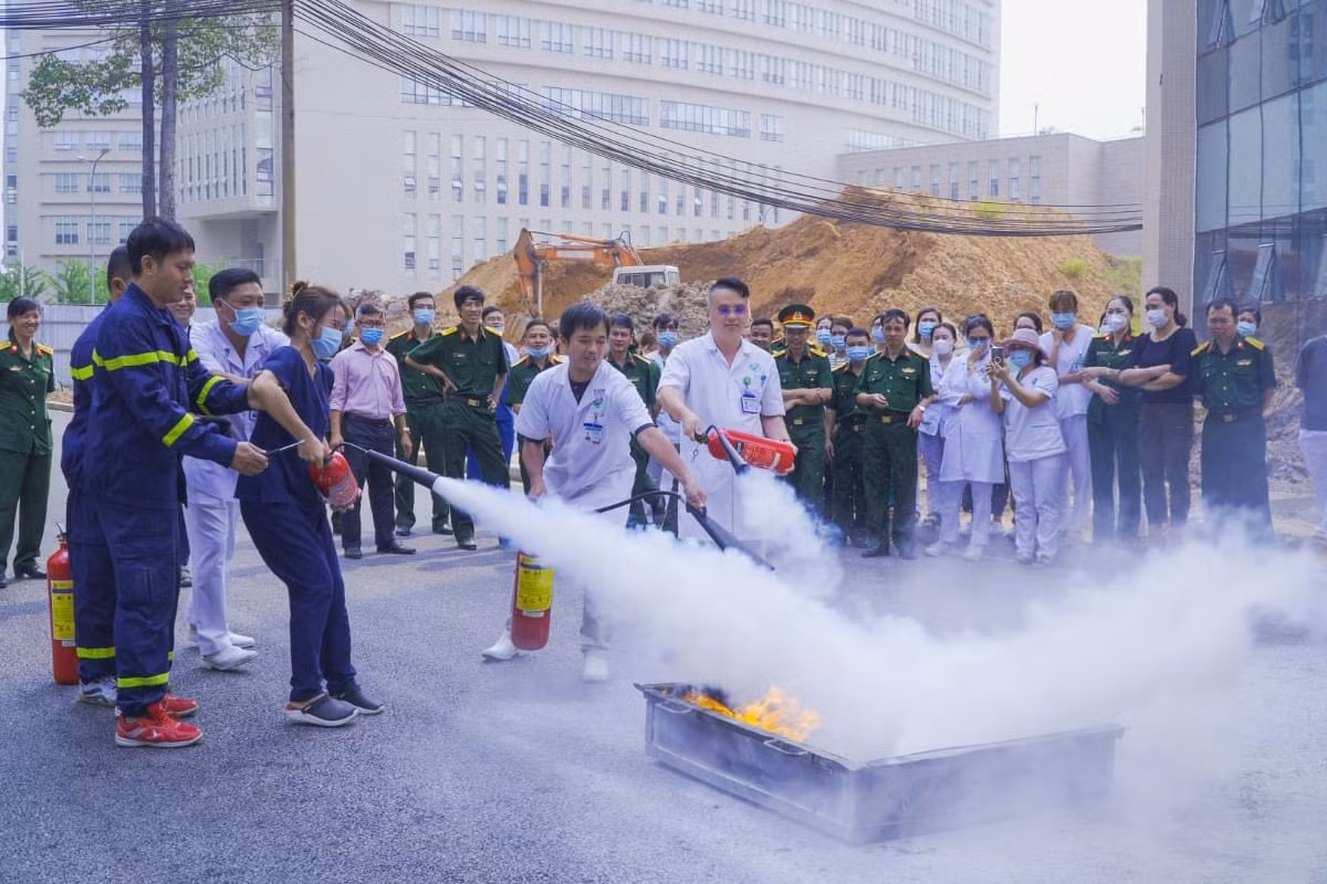 Đoàn viên, thanh niên, nhân viên bệnh viện cùng thực hành công tác chữa cháy.