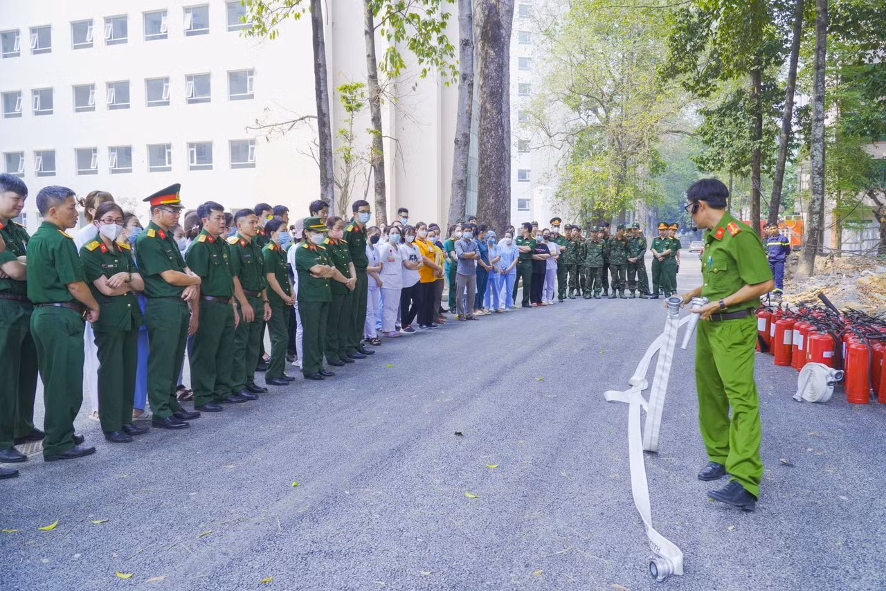 Đoàn viên, thanh niên, nhân viên bệnh viện được hướng dẫn nghiệp vụ về phòng cháy, chữa cháy.
