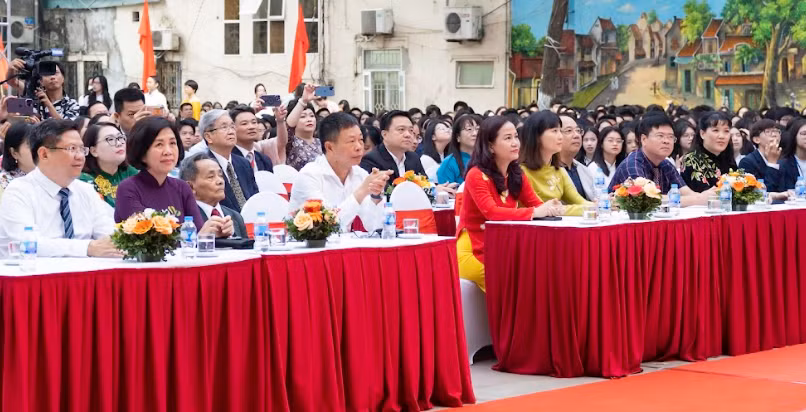 Dự chương trình có các đồng chí: Tiến sĩ khoa học Nguyễn Quốc Hưng, Đại biểu Quốc hội thành phố Hà Nội, Ủy viên Thường trực Ủy ban Văn hóa Giáo dục Thanh thiếu niên và Nhi đồng của Quốc hội khóa 14; Nguyễn Thị Hoàng Vân, Phó Trưởng ban Thường trực ban Đối ngoại trung ương Đảng; Nguyễn Anh Quân, Phó Chủ tịch Thường trực UBND quận Hoàn Kiếm.
