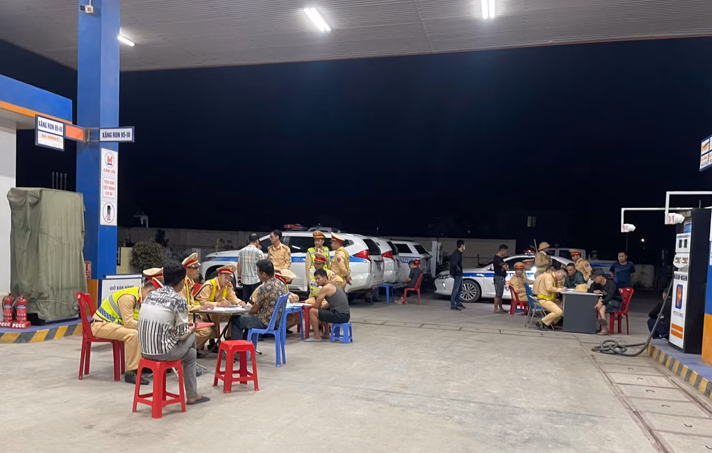 Lực lượng chức năng tiến hành lập biên bản đối với các trường hợp vi phạm.