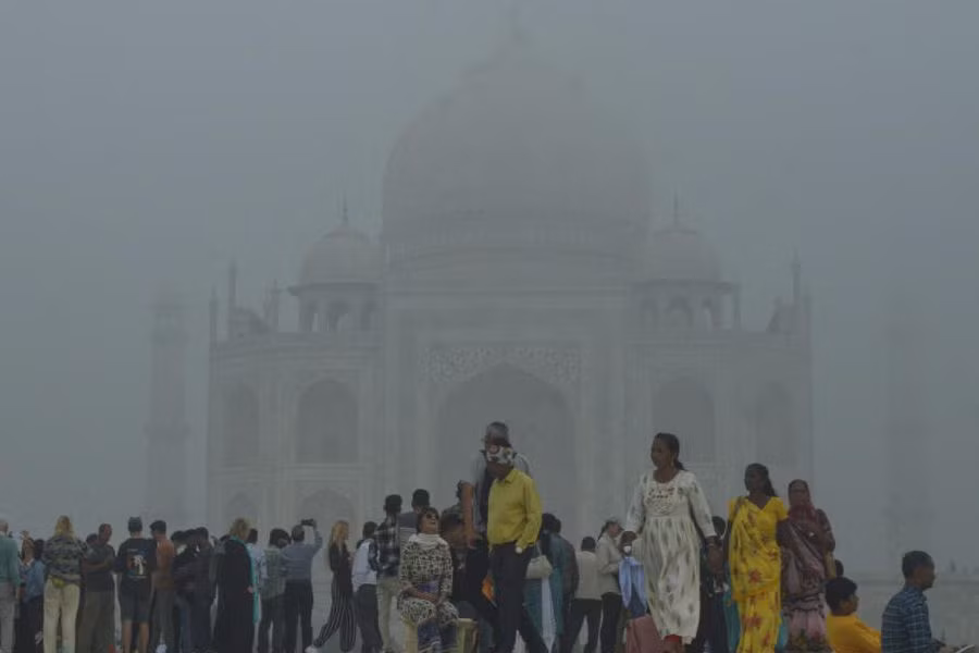 Khách du lịch tham quan Taj Mahal giữa sương mù dày đặc. Ảnh: PTI.