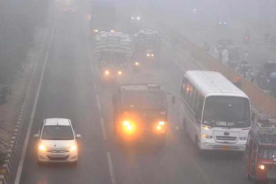 Các phương tiện di chuyển trên đường cao tốc quốc gia Delhi-Agra trong sương mù ô nhiễm tại Mathura. Ảnh: PTI.
