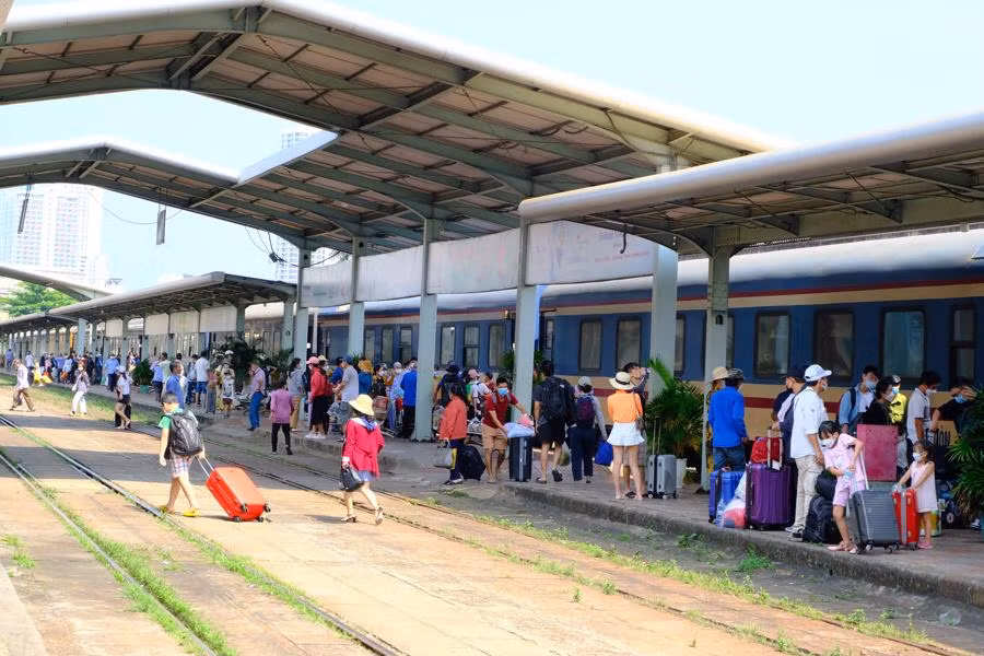 Giá vé tàu Tết năm 2025 được đánh giá là tăng từ 4-5% so với cùng kỳ năm trước, tùy hành trình và loại tàu. Ảnh: Vneconomy.