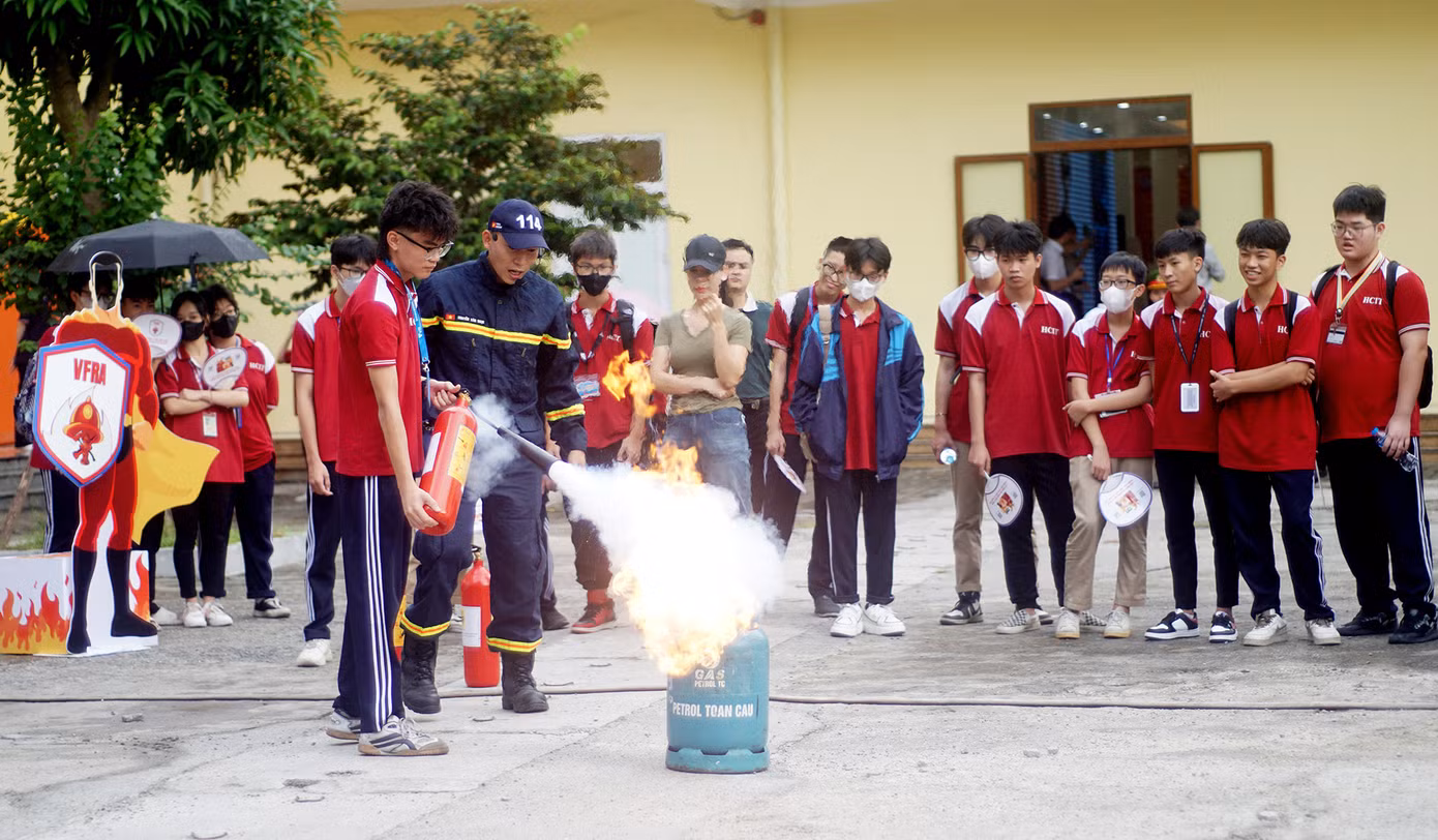 Nhân kỷ niệm 62 năm ngày truyền thống lực lượng Cảnh sát PCCC&amp;CNCH (04/10/1961-04/10/2023) và 22 năm Ngày toàn dân tham gia PCCC (04/10/2001-04/10/2023) Cục Cảnh sát PCCC&amp;CNCH phối hợp với Công an thành phố Hà Nội tổ chức hoạt động trải nghiệm kỹ năng chữa cháy và CNCH cho người dân và học sinh, sinh viên Thủ đô.
