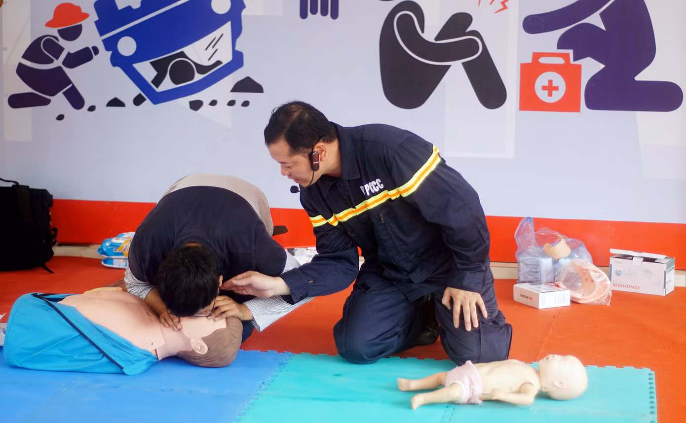 Thực hành di chuyển người tay không, trải vòi chữa cháy, phun nước tiêu điểm, thoát nạn trong không gian hạn chế và hướng dẫn kỹ thuật sơ cứu ban đầu cho người bị nạn.