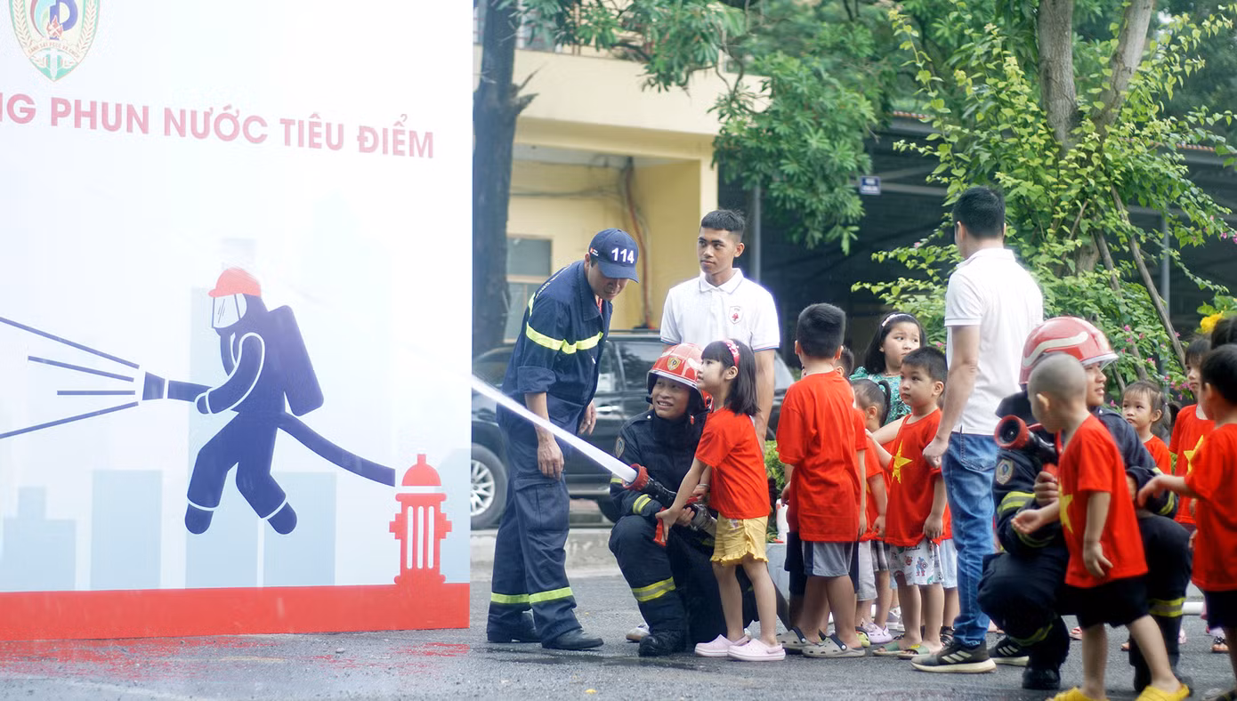 Khi tham gia trải nghiệm người dân và học sinh, sinh viên được tìm hiểu về các trang thiết bị, phương tiện chữa cháy và cứu nạn, cứu hộ của lực lượng Cảnh sát PCCC&amp;CNCH; mô hình Tổ liên gia an toàn PCCC, mô hình Điểm chữa cháy công cộng đang được triển khai trên địa bàn Thành phố.