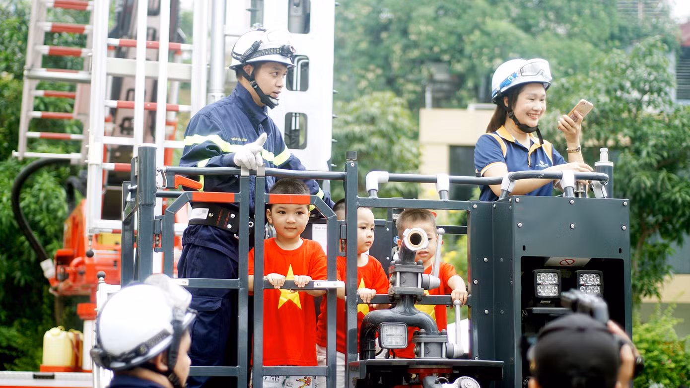 Hoạt động trải nghiệm kỹ năng chữa cháy và CNCH được tổ chức tại 2 địa điểm là Sân ngoài trời trụ sở Cục Cảnh sát PCCC&amp;CNCH số 1 phố Vũ Hữu, quận Thanh Xuân và trên tuyến phố đi bộ Trần Nhân Tông, quận Hai Bà Trưng (khu mặt trước cổng Công viên Thống Nhất)