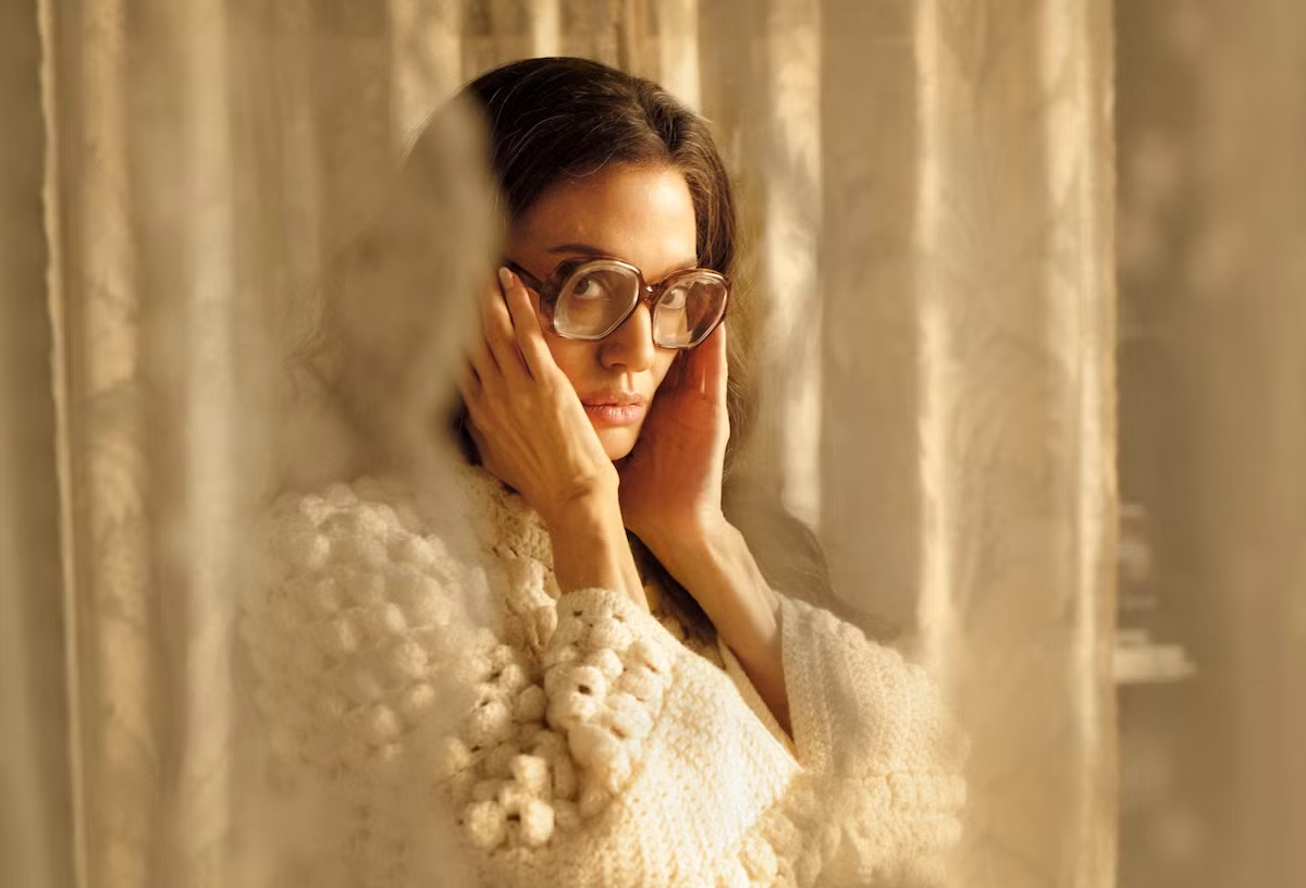 Angelina Jolie trong phim Maria.