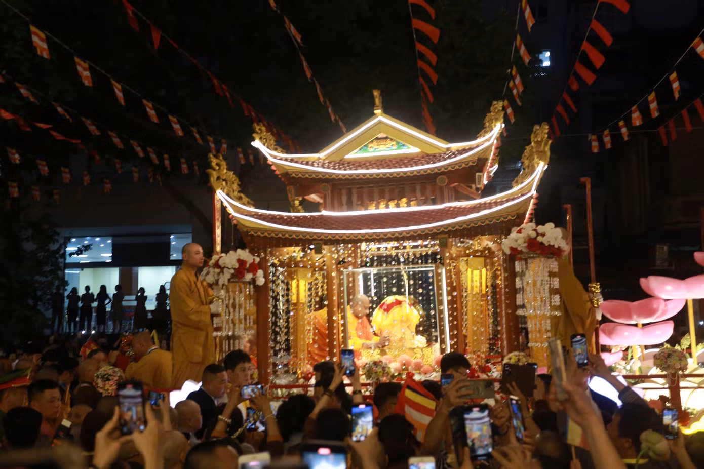 Từ 19h cùng ngày, xá lợi được cung rước qua nhiều tuyến phố trung tâm Thủ đô Hà Nội như Lý Thường Kiệt, Hàng Bài, Đinh Tiên Hoàng, Lê Thái Tổ, Bà Triệu... rồi trở về chùa Quán Sứ.