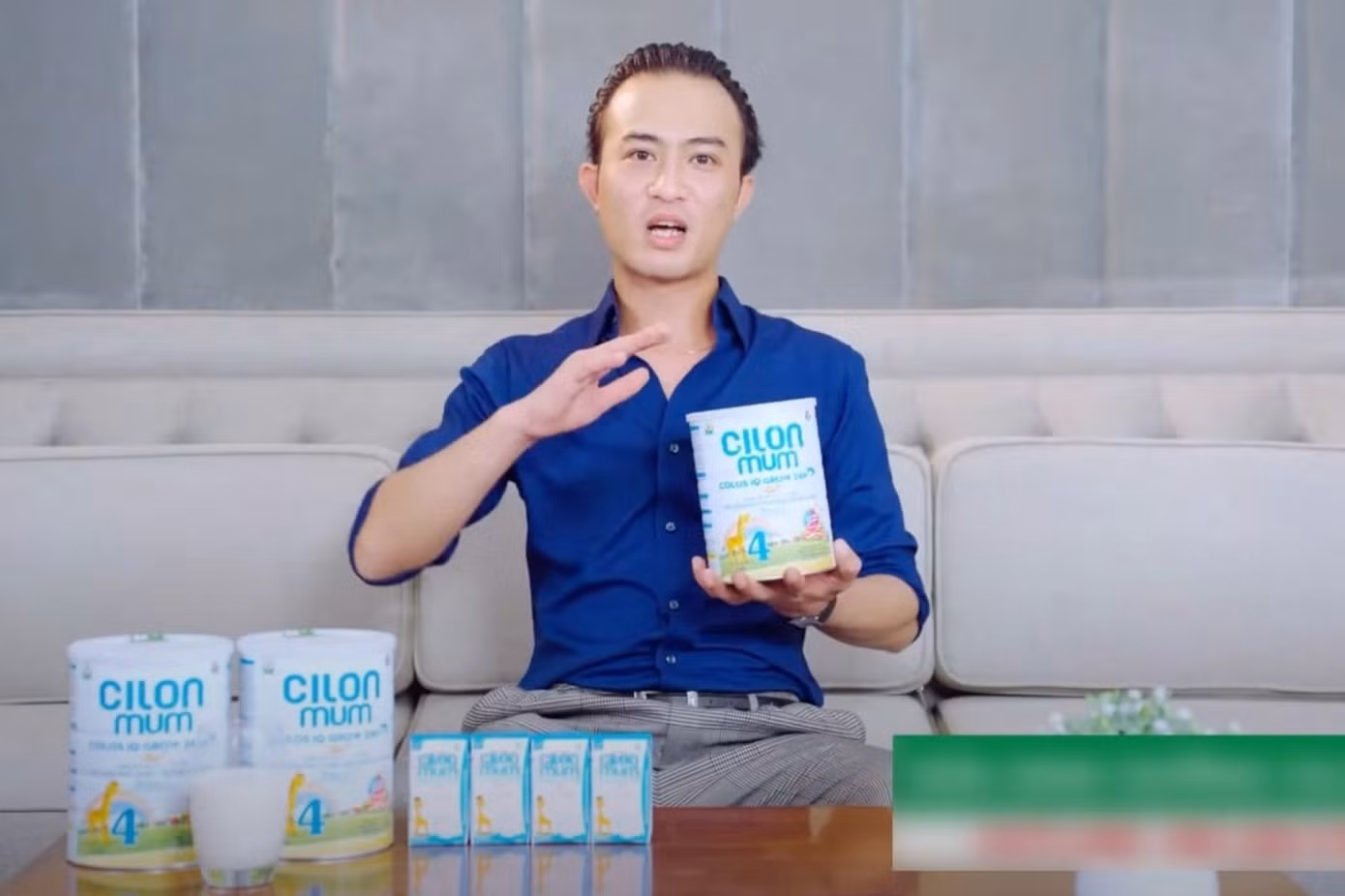 Hình ảnh Doãn Quốc Đam bên sản phẩm thuộc đường dây 573 nhãn hiệu sữa giả bị cơ quan chức năng bắt giữ, triệt phá.
