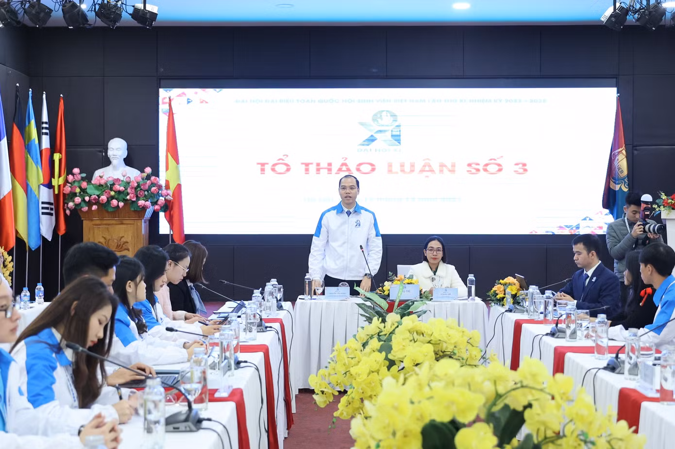Tổ thảo luận số 3 tại Đại học Quốc gia Hà Nội.