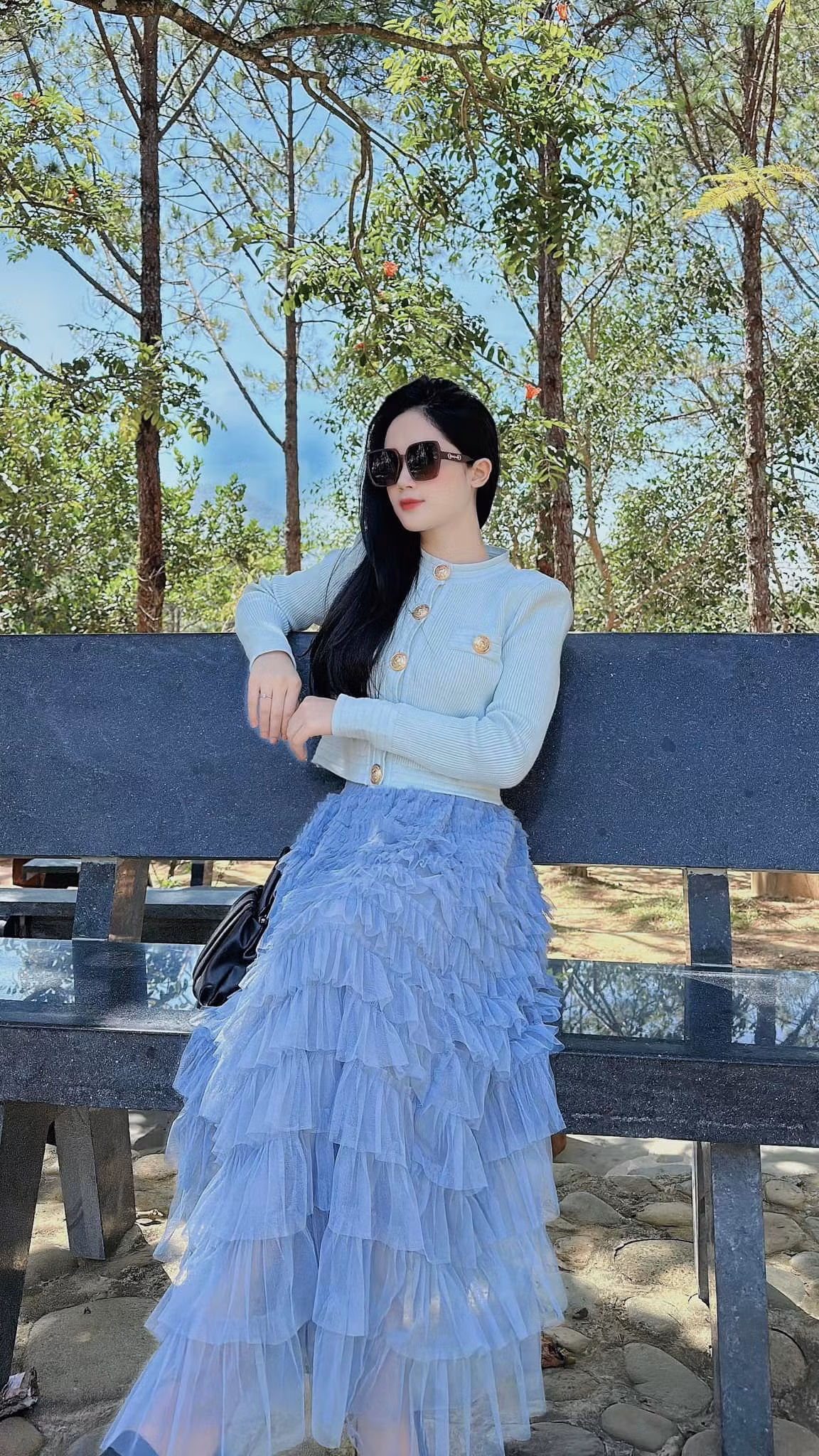 "Chuyện tình của Hương và Dân không hẳn lâm li bi đát. Hai nhân vật đã có những khoảnh khắc hạnh phúc bên nhau, dù đều biết cái chết ở rất gần. Dân và Hương cố gắng sống trọn vẹn từng phút để không còn gì phải hối tiếc", Thùy Linh kể.