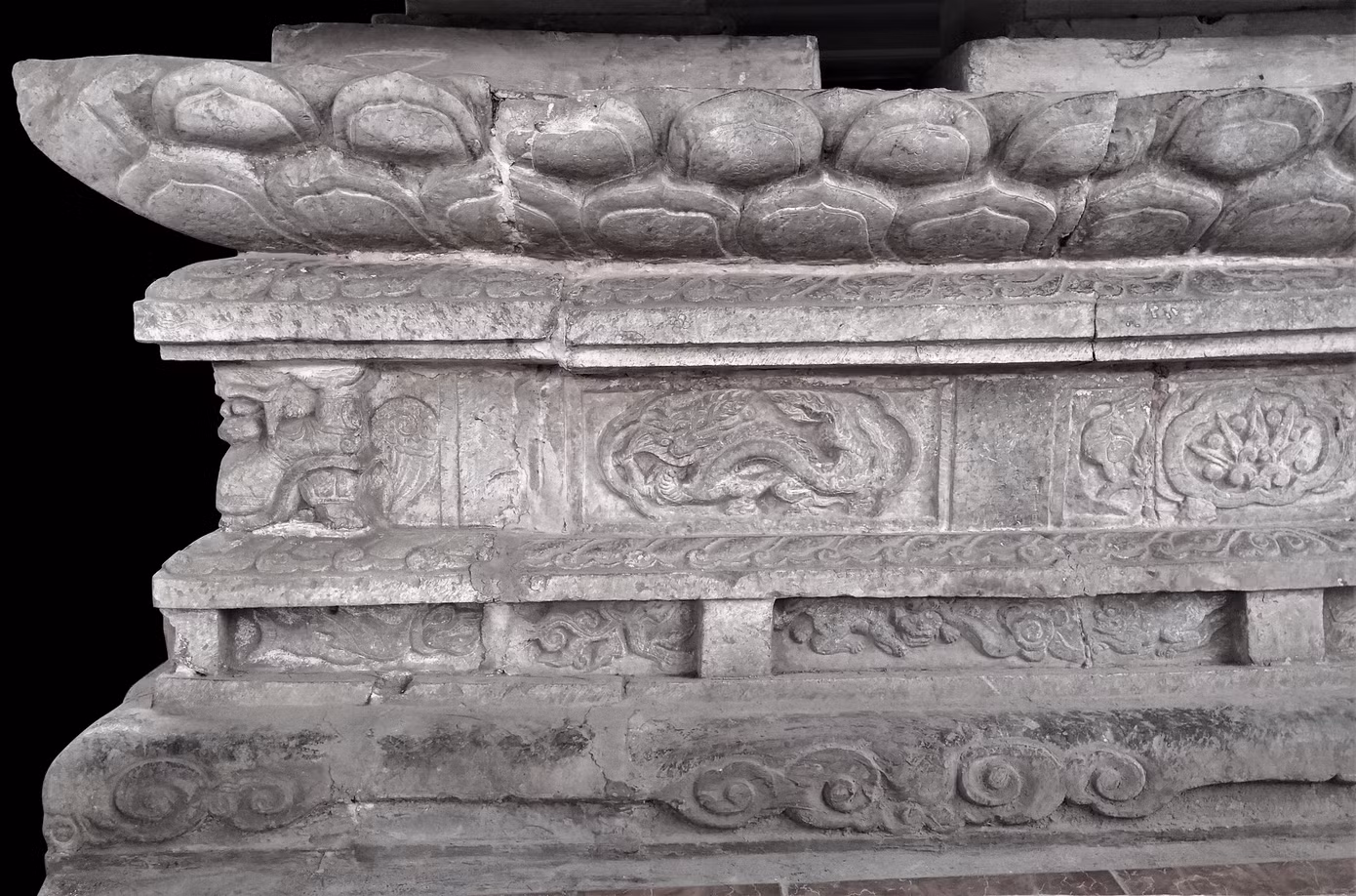 Mặt trước của bàn thờ.