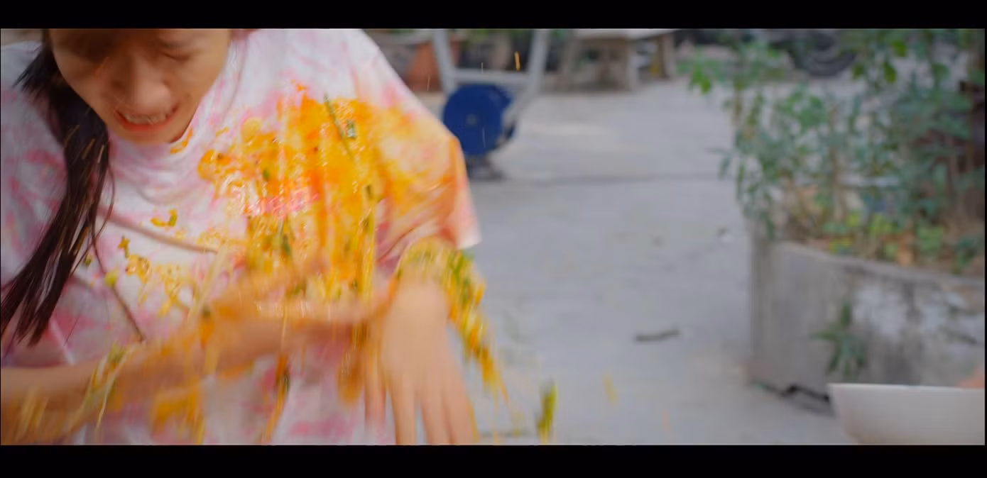 Diễn viên Ngọc Huyền hứng trọn bát bún. Ảnh: CMH.