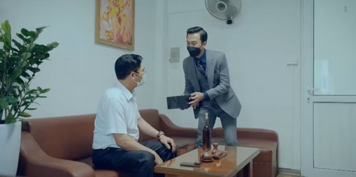 Cảnh hối lộ trong phim gây sốt mạng xã hội.