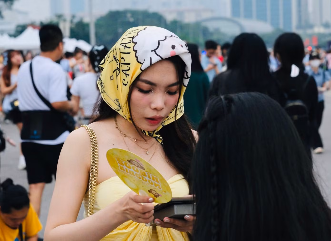 Không ít bạn trẻ trang điểm ngay trước giờ vào xem concert.