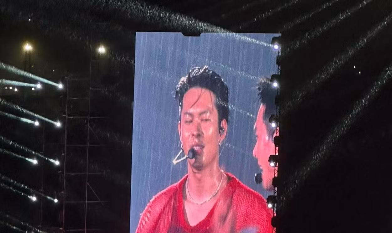 Càng về cuối concert, mưa càng to. Thời tiết không thuận lợi được dự báo từ vài ngày trước. Đêm 9 và ngày 10/5, một đợt không khí lạnh tràn xuống phía Bắc gây mưa dông diện rộng, cục bộ có nơi mưa to ở khu vực Bắc Bộ.