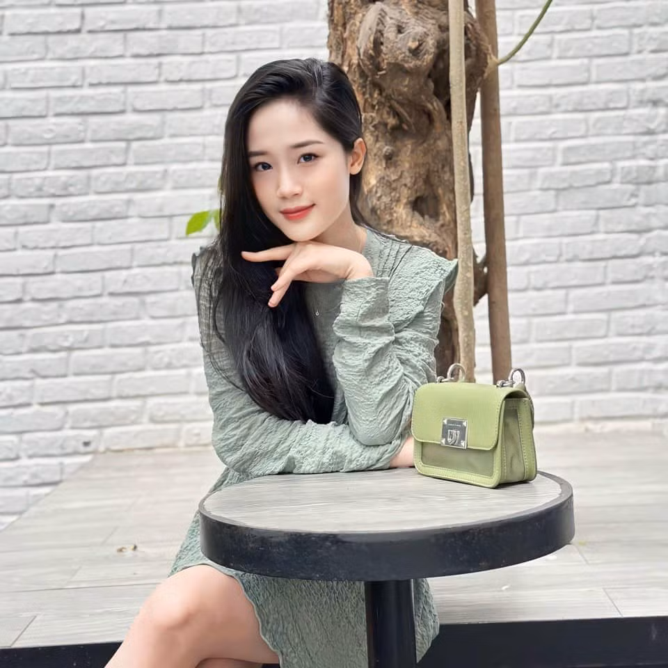 Phim lịch sử Đào, phở và piano bỗng gây sốt khiến danh tính nữ chính được khán giả "săn lùng". Vai cô tiểu thư Hà thành tên Hương trong phim được giao cho Cao Thùy Linh - nữ sinh sinh năm 2003.