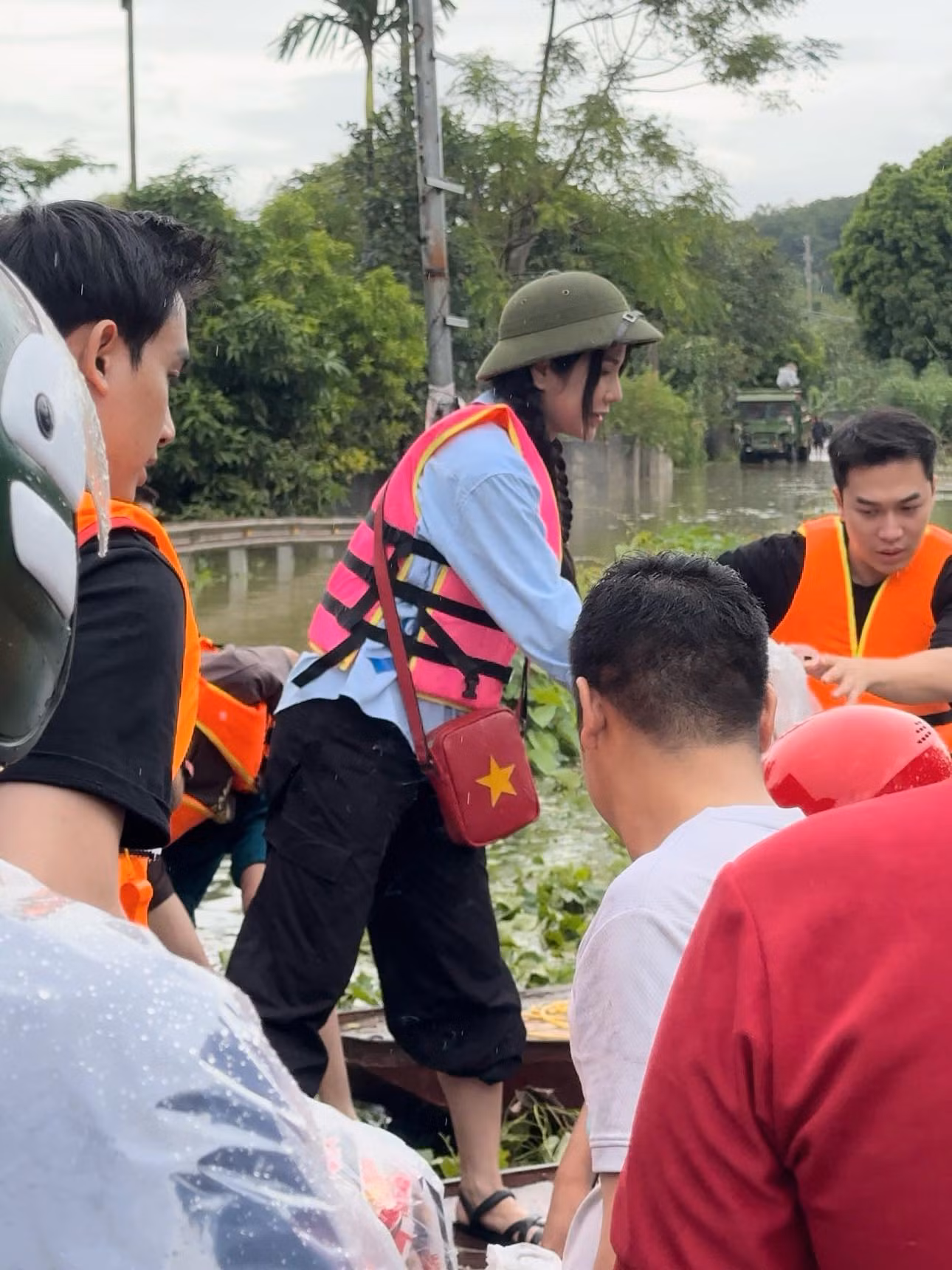 Người mẫu, vũ công Diệp Lâm Anh đáp chuyến bay từ TP.HCM ra Hà Nội và cùng bạn bè thức xuyên đêm xếp hàng, di chuyển tới Yên Bái trong ngày 11/9. Cô cho biết đã trao 1.000 phần quà đã tới tận tay đồng bào tại các thôn, xã bị thiệt hại nặng nề vì bão lũ. Nhu yếu phẩm gồm bánh ngọt, sữa, nước sạch, lương khô, mì, thuốc, dụng cụ y tế, đèn pin… được nhóm của Diệp Lâm Anh chuẩn bị để hỗ trợ người dân.