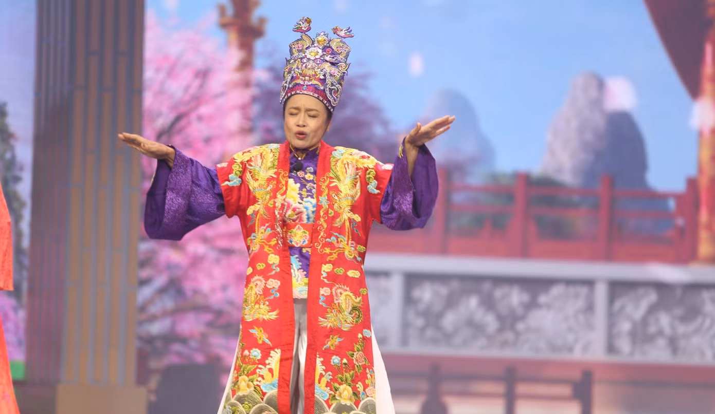 Nghệ sĩ Tú Oanh lần đầu tham gia Táo Quân, đảm nhận vai Táo Văn thể ở Táo Quân 2024.