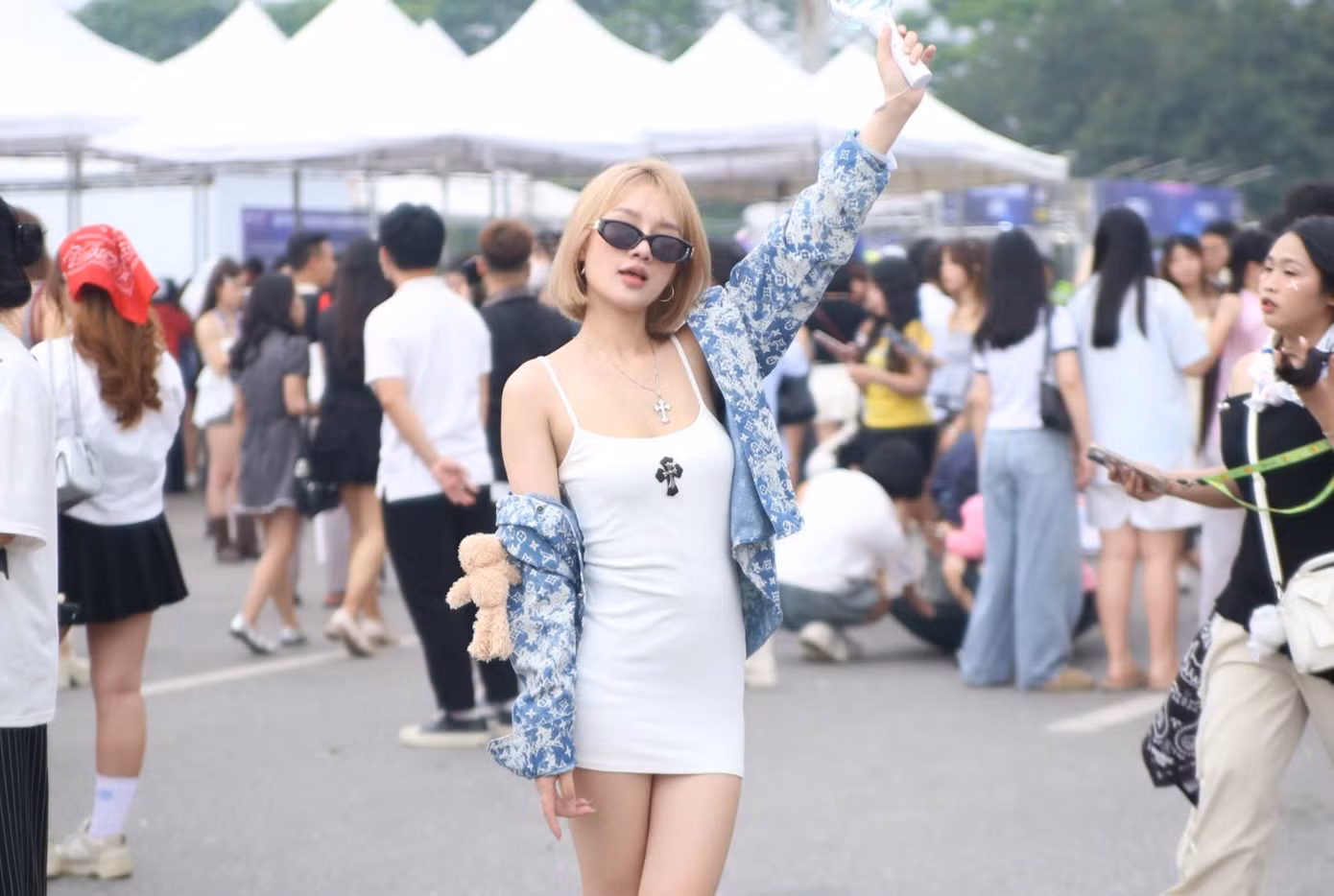 Trong đêm 9/5, dù thời tiết Hà Nội mưa to nhưng hàng trăm khán giả vẫn đội mưa, thức xuyên đêm chờ tới giờ check-in. Hầu hết khán giả chờ từ đêm khuya là những người mua vé đứng.