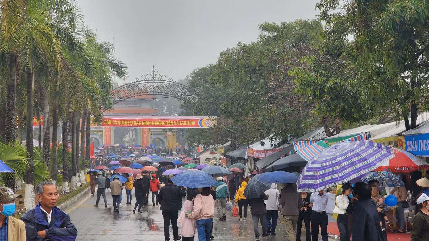 Lễ hội Lim 2023, công tác quản lý được tăng cường, bảo đảm các hoạt động của lễ hội diễn ra với tinh thần vui tươi, thiết thực, an toàn và tiết kiệm. Đoàn Thanh niên huyện Tiên Du bố trí các điểm cấp nước miễn phí cho du khách. Ảnh: TRỌNG QUÂN.