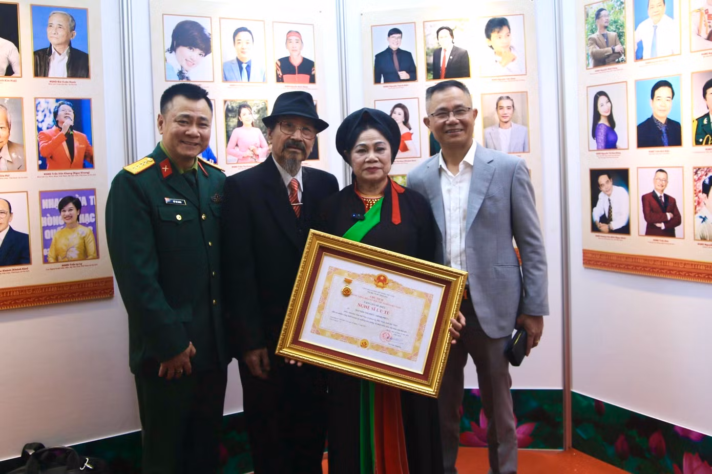 NSND Tự Long cùng bố mẹ và anh trai. Ảnh: Gia Linh.