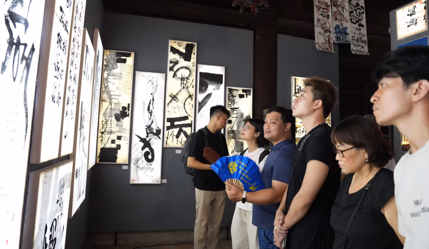 Nghiên bút còn thơm quy tụ các tác phẩm của 15 thư pháp gia trên toàn quốc.