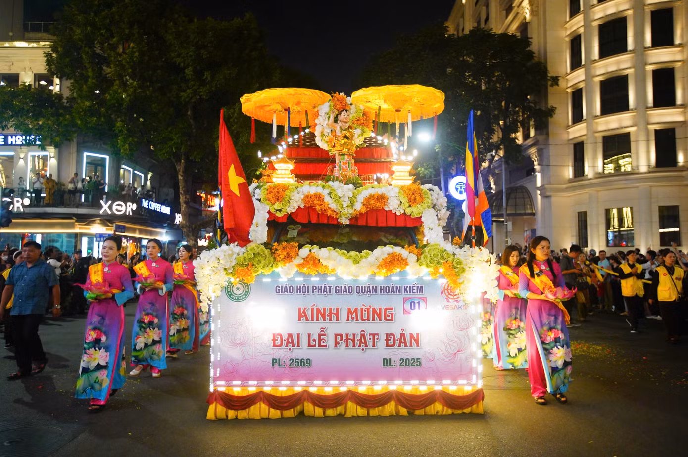 Xe hoa mừng Đại lễ Phật đản.