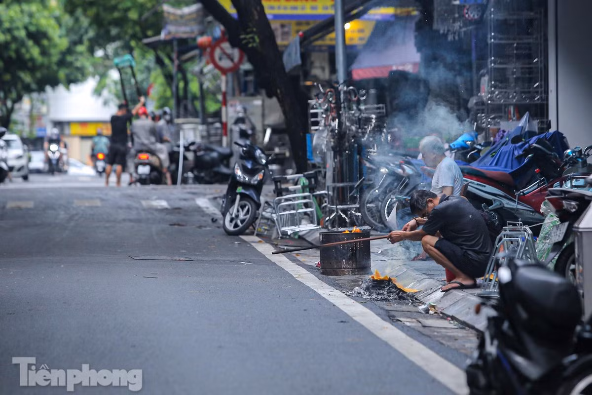 Nhiều hiểm hoạ khôn lường từ việc lạm dụng đốt vàng mã. Ảnh: Duy Phạm.